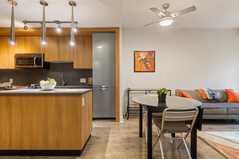 212 733 W 14th Street North Vancouver, BC - 1