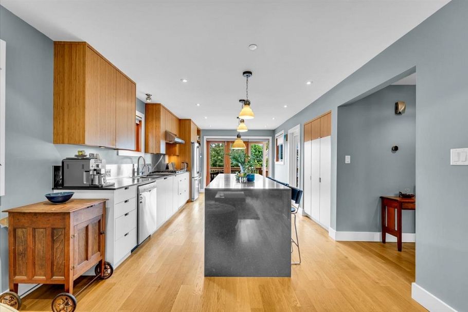 57 W 17th Avenue Vancouver, BC - 4