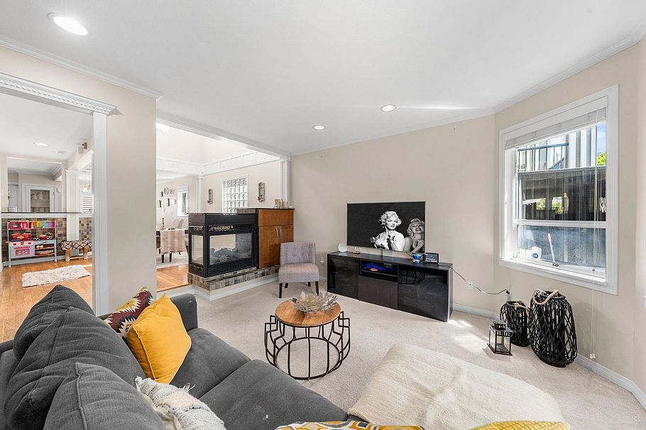 2 460 W 6th Street North Vancouver, BC - 3