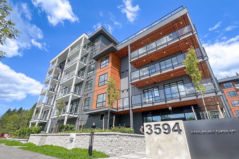 422 3594 Malsum Drive North Vancouver, BC - 1
