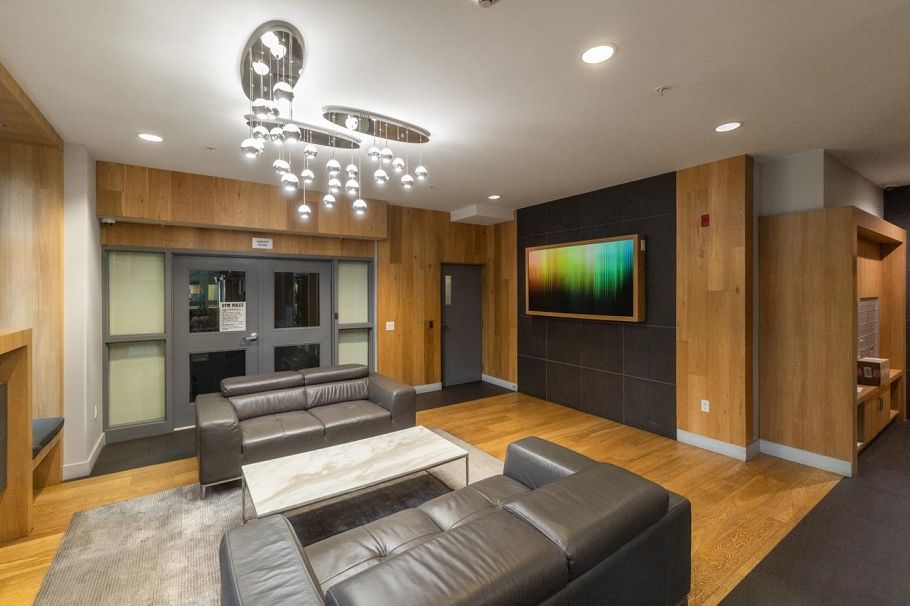 212 733 W 14th Street North Vancouver, BC - 14