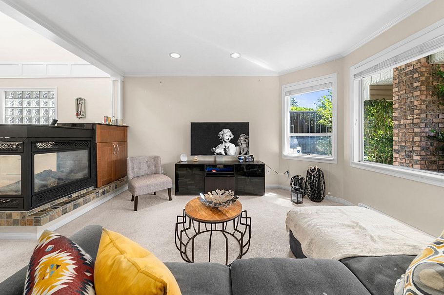 2 460 W 6th Street North Vancouver, BC - 2