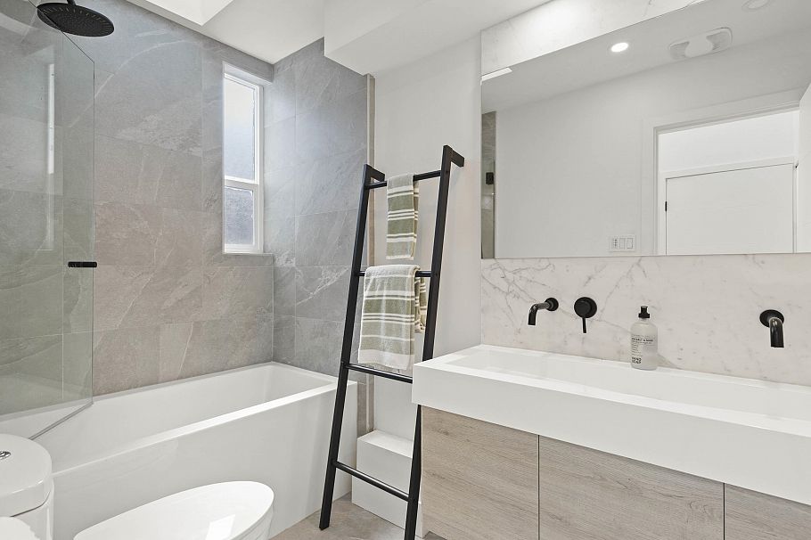 4615 W 7th Avenue Vancouver, BC - 25