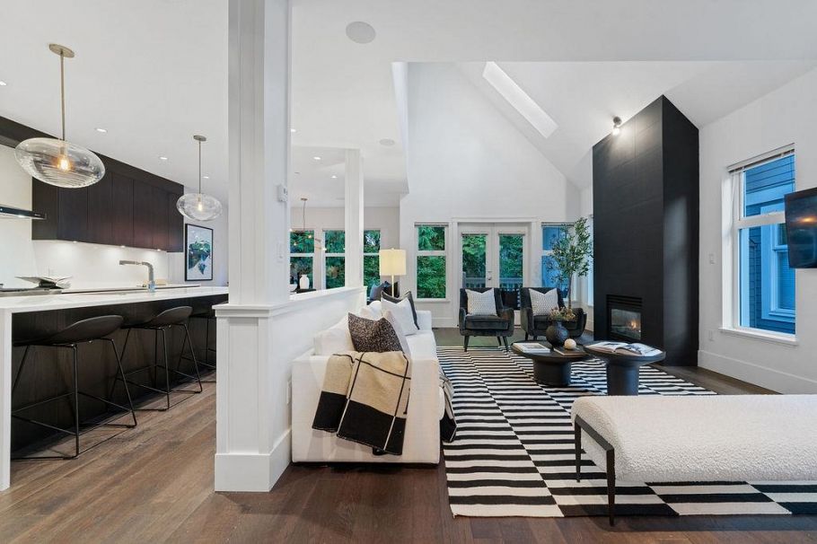 3761 Edgemont Boulevard North Vancouver, BC - 3