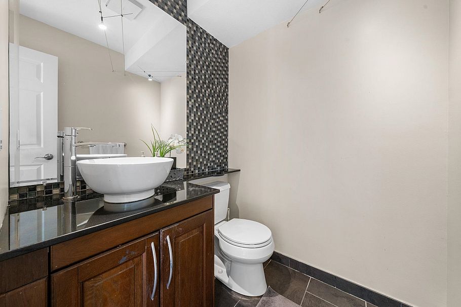 2 460 W 6th Street North Vancouver, BC - 16