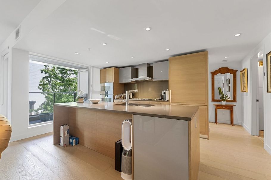 310 1571 W 57th Avenue Vancouver, BC - 11