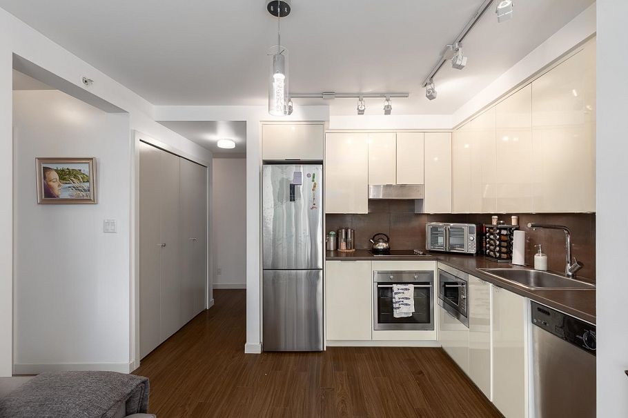 315 161 W Georgia Street Vancouver, BC - 4
