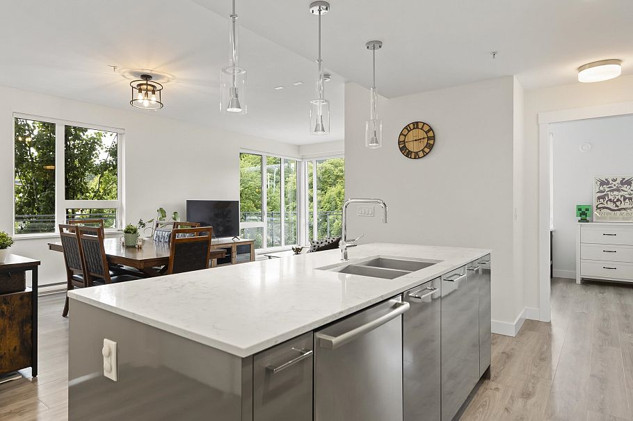 303 1327 Draycott Road North Vancouver, BC - 2