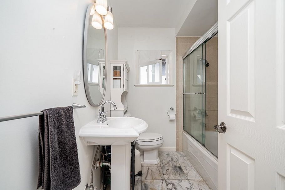 1595 E 36th Avenue Vancouver, BC - 16