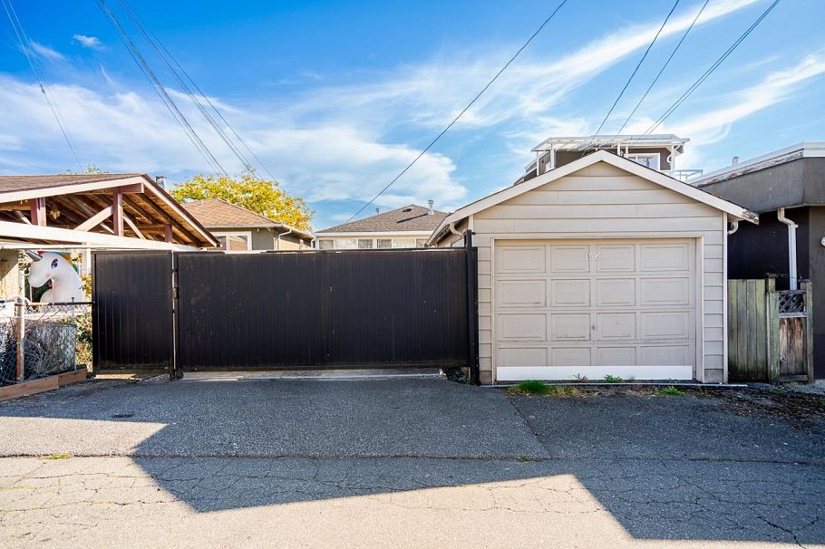 1595 E 36th Avenue Vancouver, BC - 29