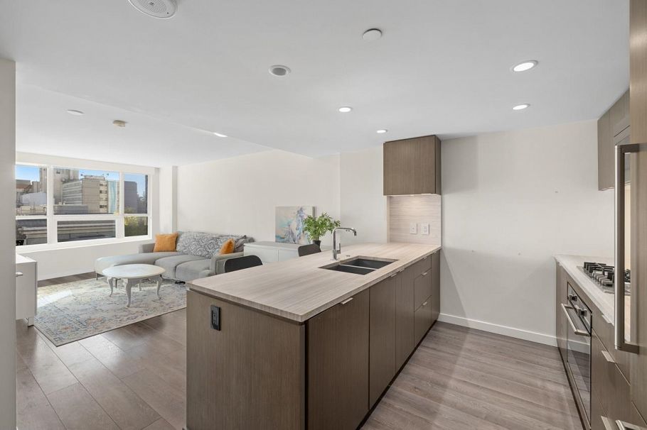 610 125 E 14th Street North Vancouver, BC - 2