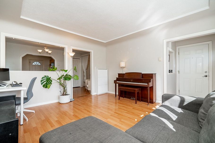 1595 E 36th Avenue Vancouver, BC - 4