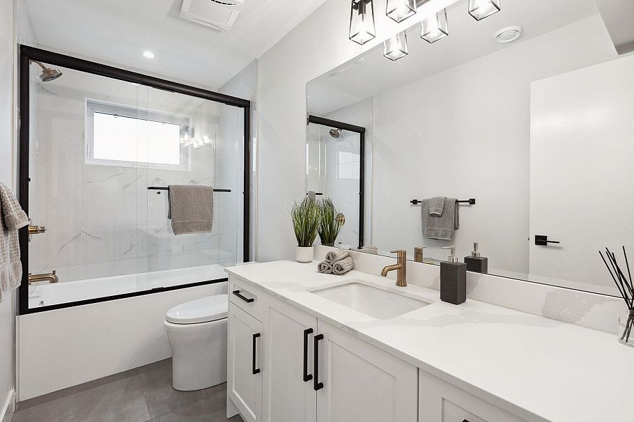 1330 W 15th Street North Vancouver, BC - 10