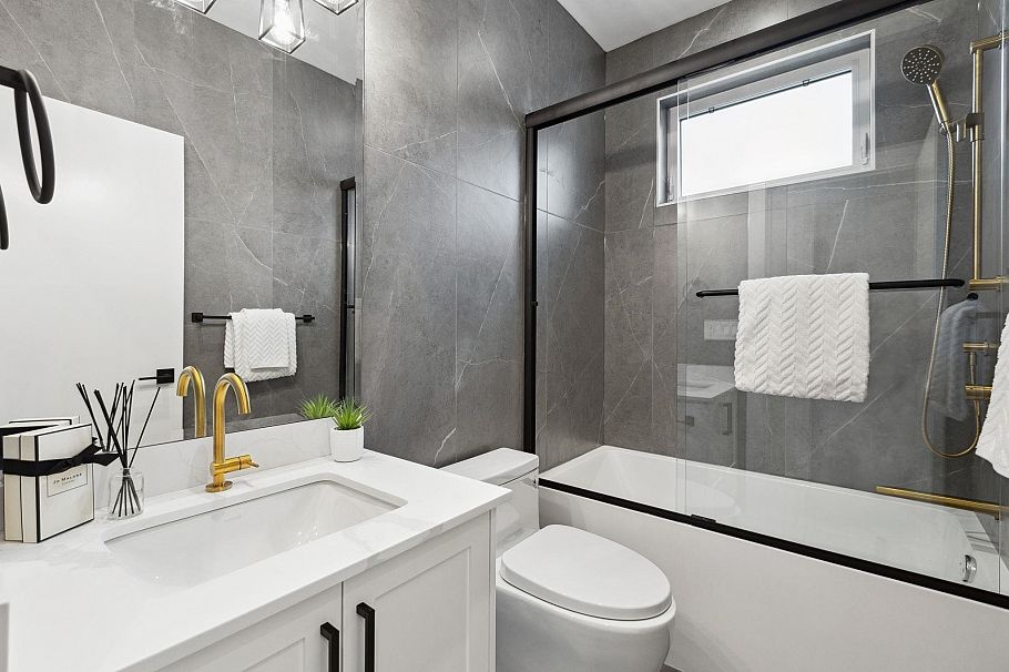 1330 W 15th Street North Vancouver, BC - 16