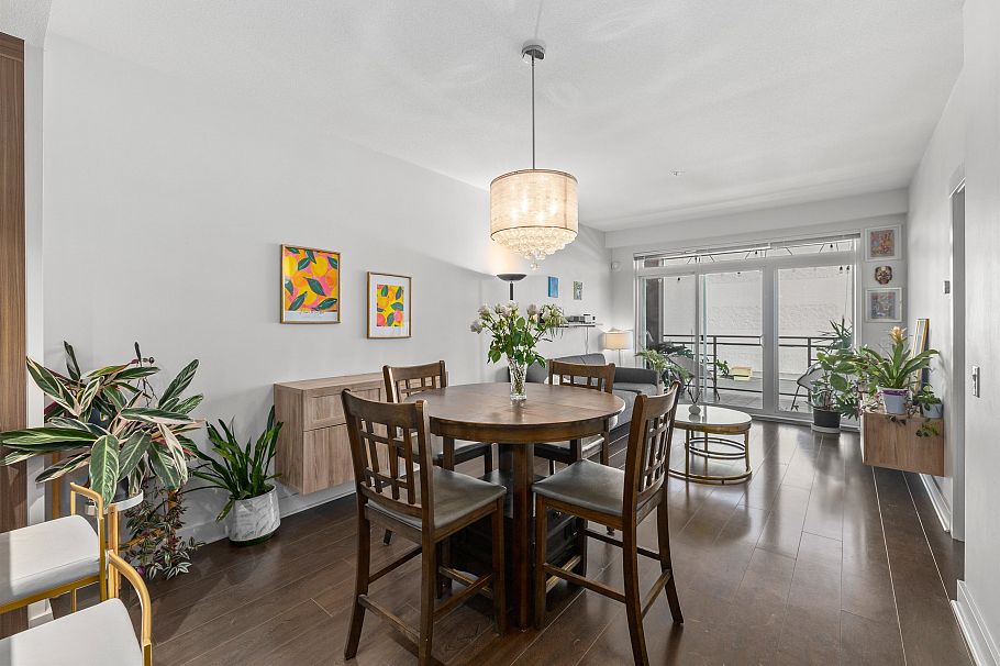 305 733 W 14th Street North Vancouver, BC - 2