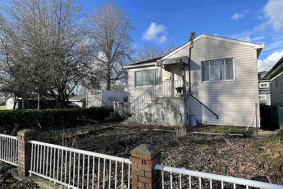 1805 E 51st Avenue Vancouver, BC - 1