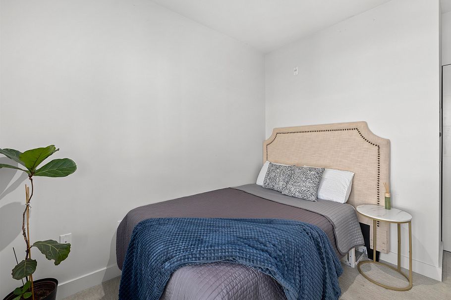 305 733 W 14th Street North Vancouver, BC - 14