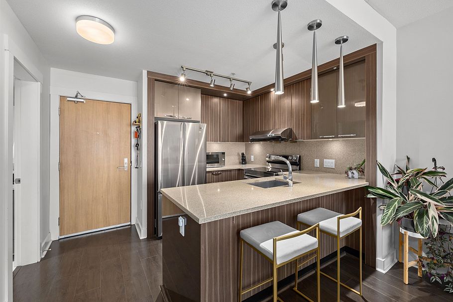 305 733 W 14th Street North Vancouver, BC - 3