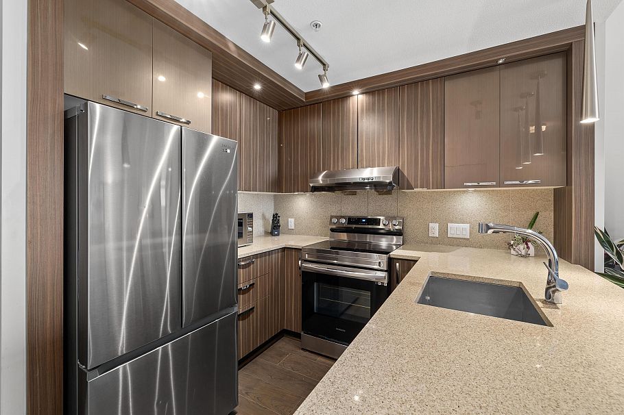 305 733 W 14th Street North Vancouver, BC - 4