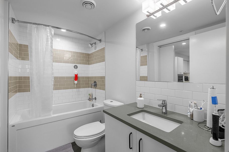 406 1519 Crown Street North Vancouver, BC - 16