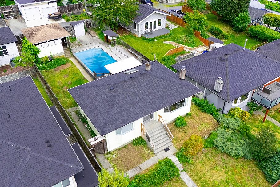 822 E 4th Street North Vancouver, BC - 3