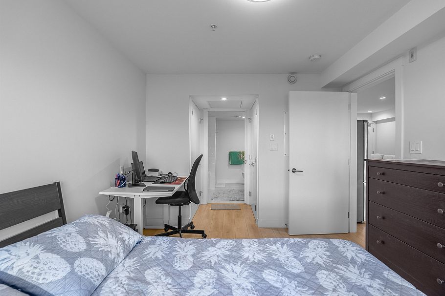 406 1519 Crown Street North Vancouver, BC - 11