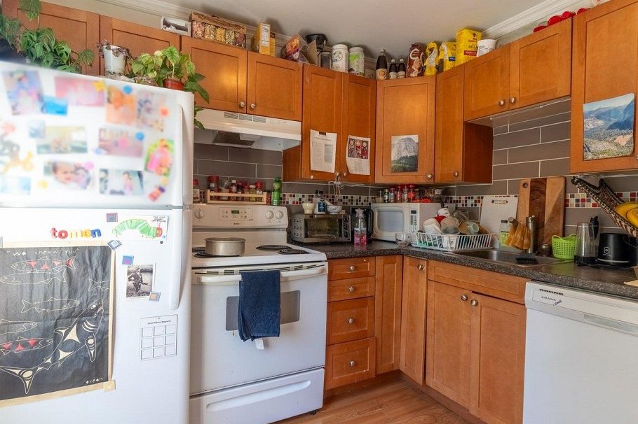 3347 W 8th Avenue Vancouver, BC - 2