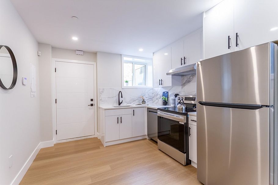 2350 E 49th Avenue Vancouver, BC - 23