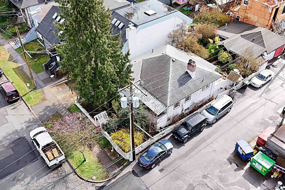 228 E 26th Avenue Vancouver, BC - 1