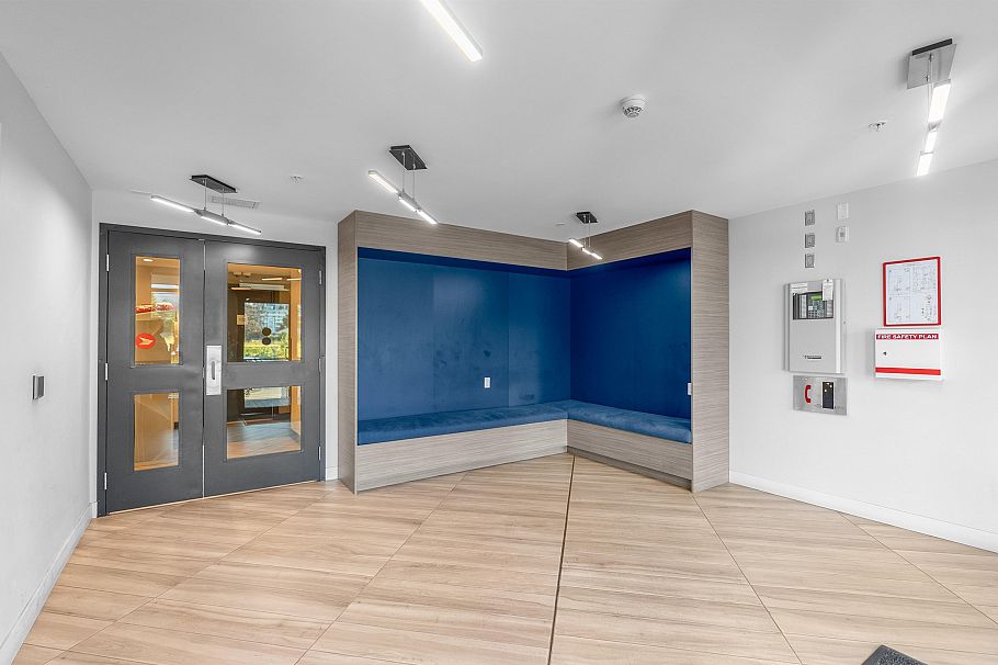 406 1519 Crown Street North Vancouver, BC - 23