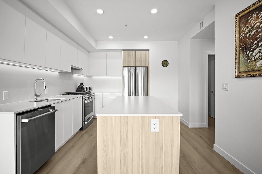 505 2450 Garden Drive Vancouver, BC - 3