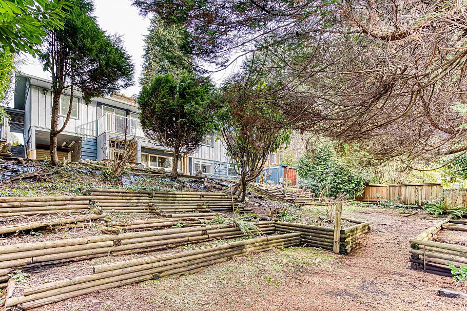 1025 Ridgewood Drive North Vancouver, BC - 14