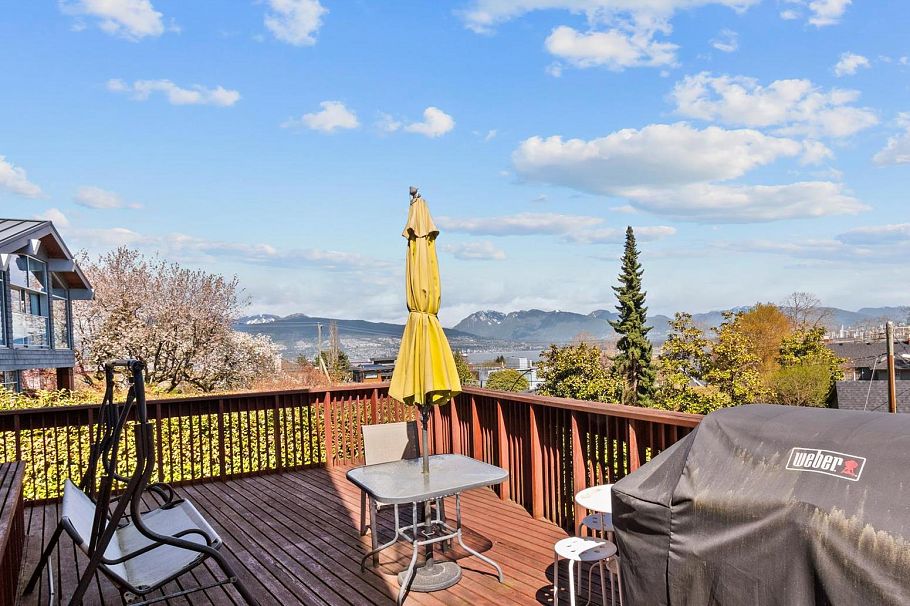 2516 Courtenay Street Vancouver, BC - 11