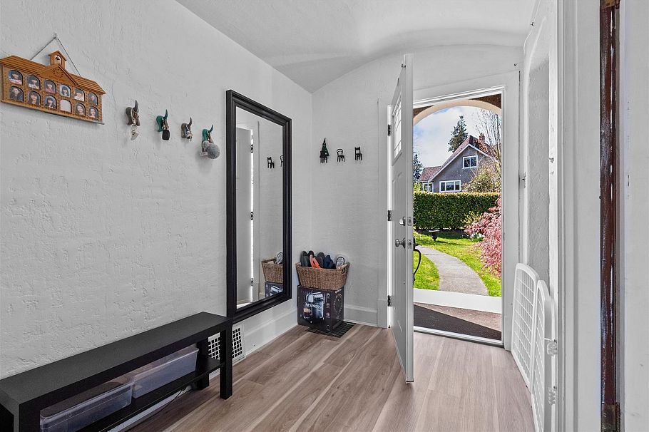 2516 Courtenay Street Vancouver, BC - 22