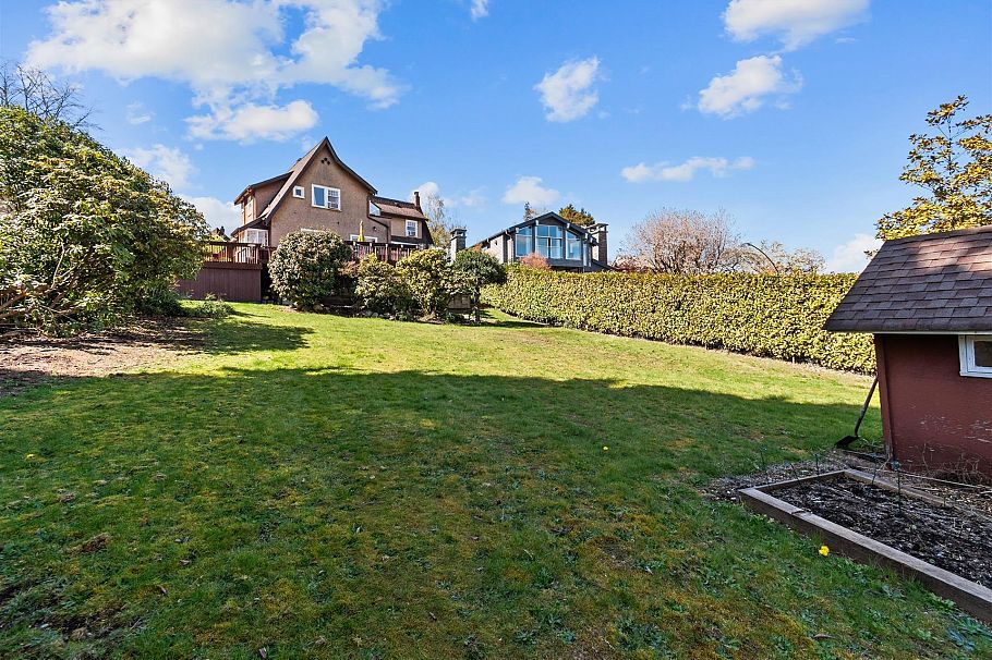 2516 Courtenay Street Vancouver, BC - 23