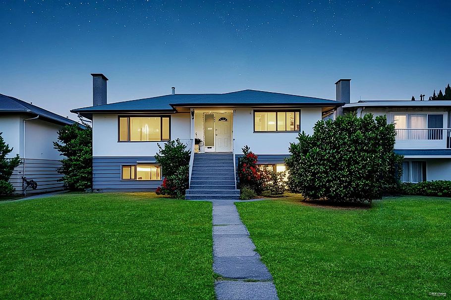 342 E 18th Street North Vancouver, BC - 1