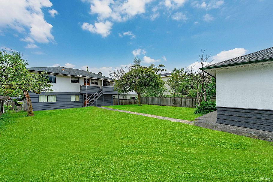 342 E 18th Street North Vancouver, BC - 11