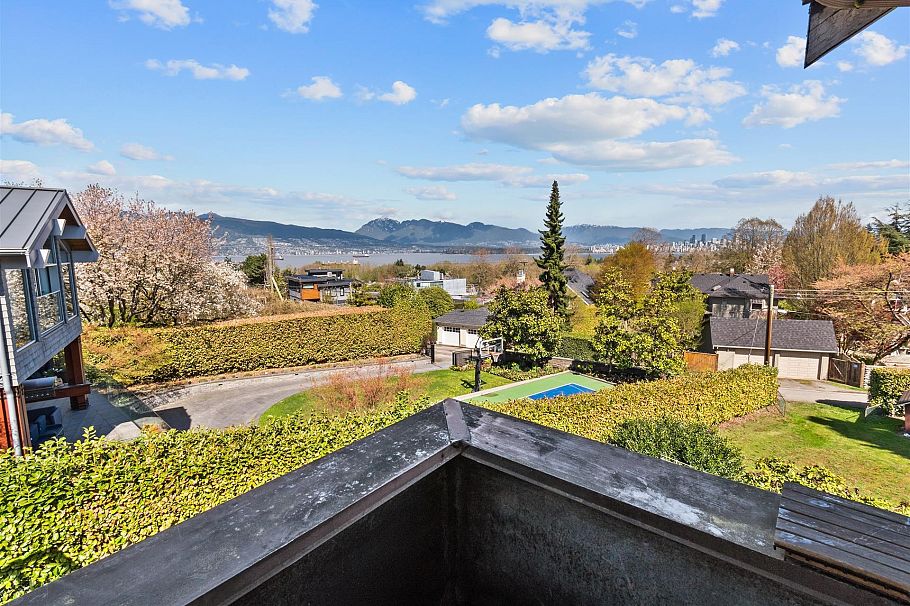 2516 Courtenay Street Vancouver, BC - 2