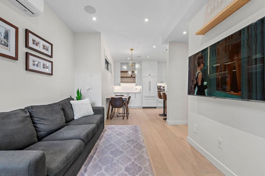 2476 E Pender Street Vancouver, BC - 3