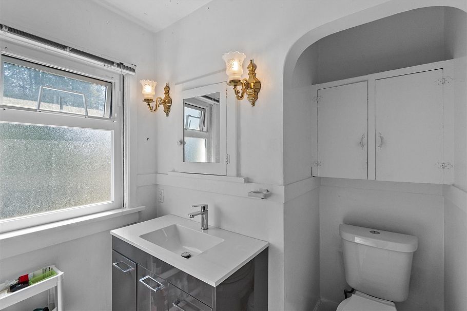 2516 Courtenay Street Vancouver, BC - 19