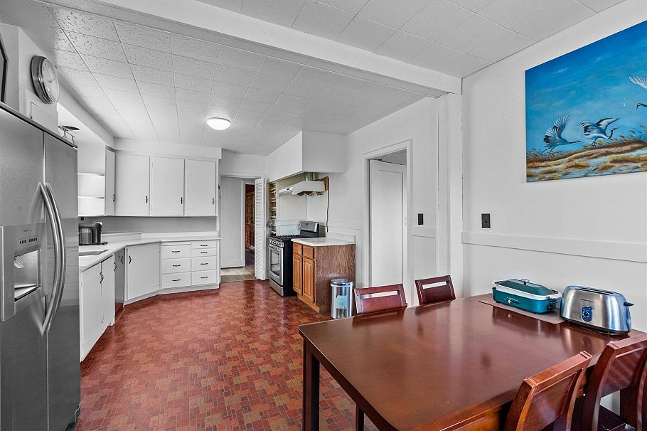 2516 Courtenay Street Vancouver, BC - 13