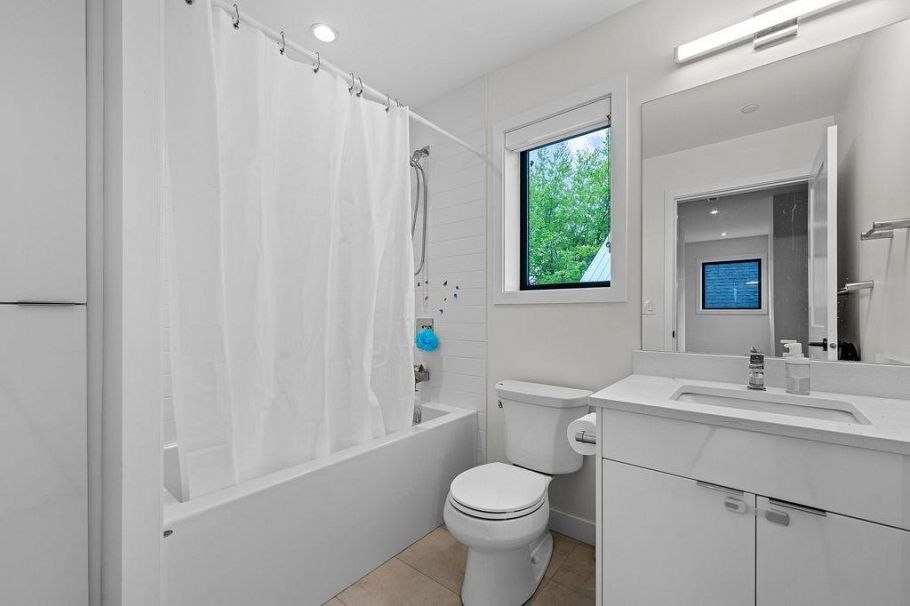 2476 E Pender Street Vancouver, BC - 17