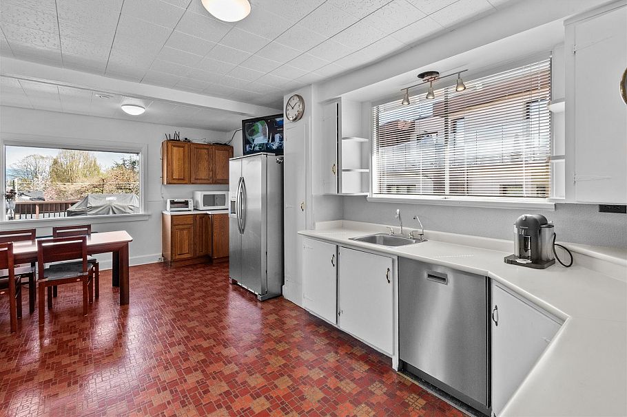 2516 Courtenay Street Vancouver, BC - 12