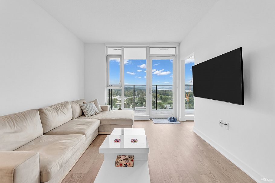 2402 1401 Hunter Street North Vancouver, BC - 2