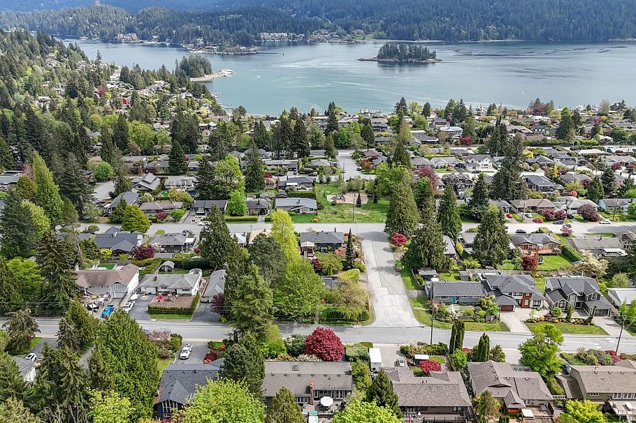 871 Fairway Drive North Vancouver, BC - 39