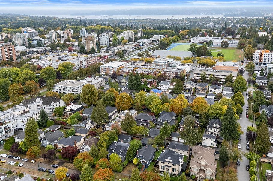 2027 W 44th Avenue Vancouver, BC - 32