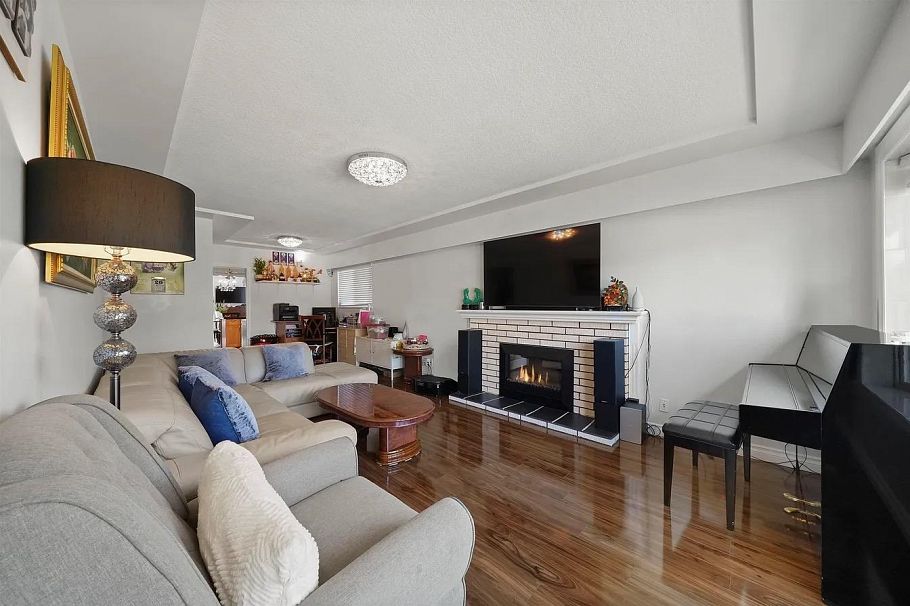 2374 E 33rd Avenue Vancouver, BC - 3