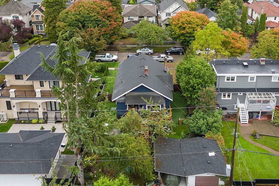 2027 W 44th Avenue Vancouver, BC - 30