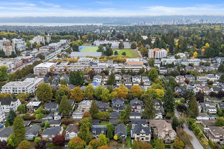 2027 W 44th Avenue Vancouver, BC - 31