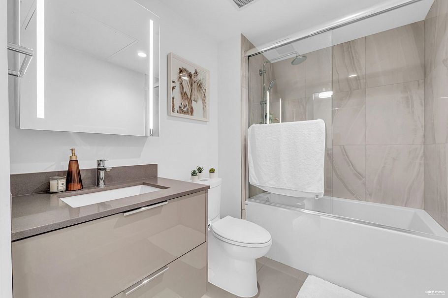 2402 1401 Hunter Street North Vancouver, BC - 11